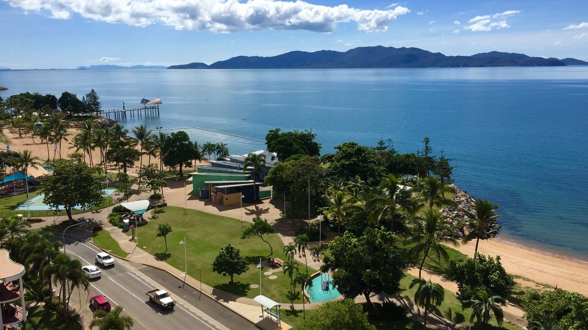 North Ward Apartment | Absolute seafront Strand studio Balcony Pool Free Parking WiFi self checkin