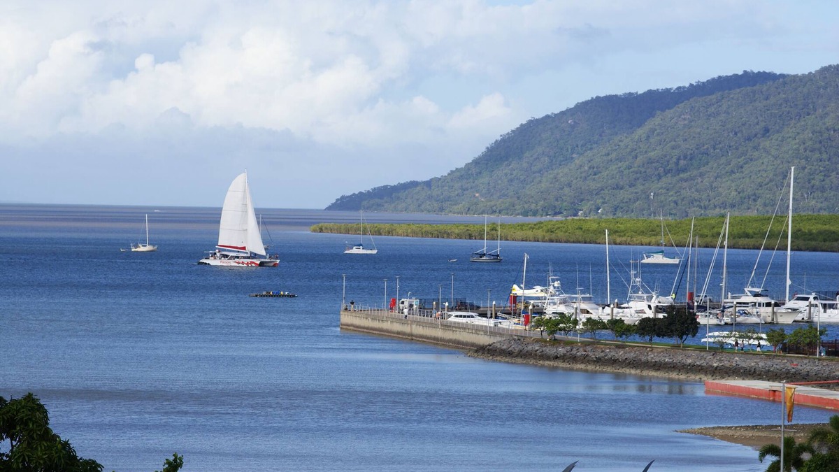 Cairns Central Business District Apartment | ABSOLUTE STUNNING VIEWS IN THE CITY