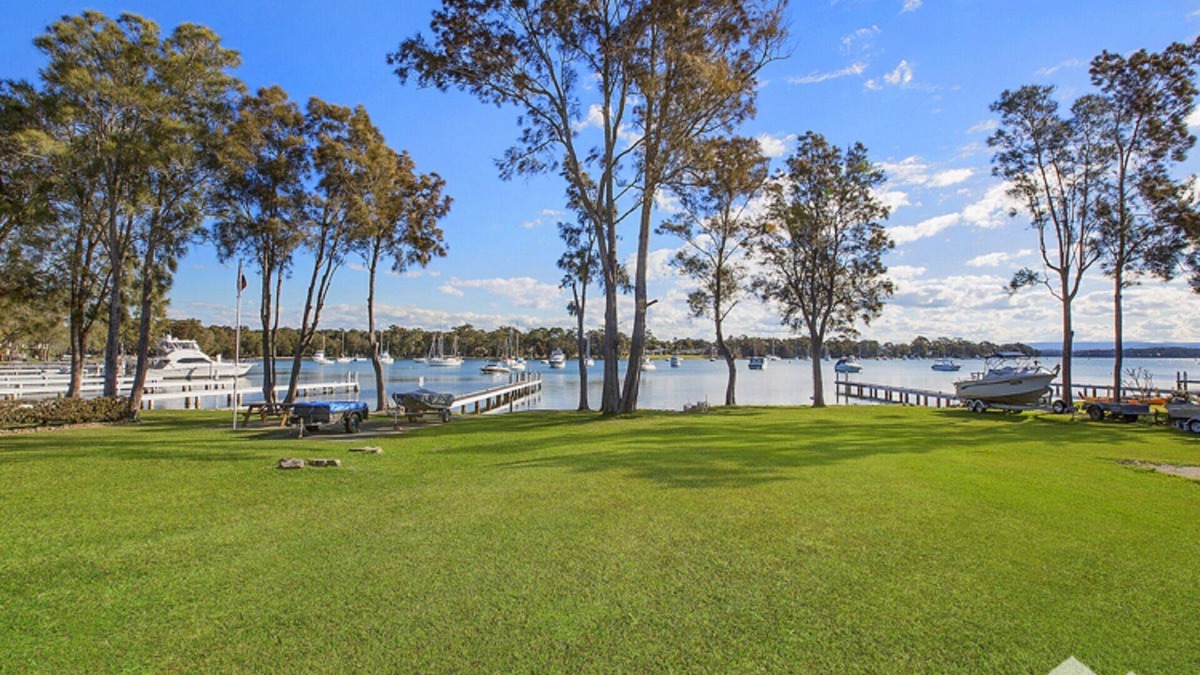 Summerland Point House | Absolute waterfront house with pool and jetty