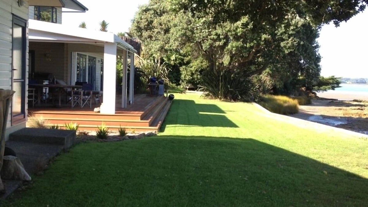 Clarks Beach Apartment | Absolute Waterfront Serenity- with small kitchen - only 1 hour from Auckland