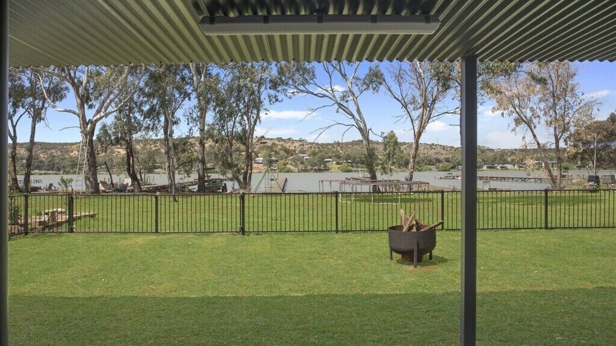 Pellaring Flat House | 🌊 Absolute Waterfront Bliss – Pet Friendly Family Shack to Ski, Fish & Relax