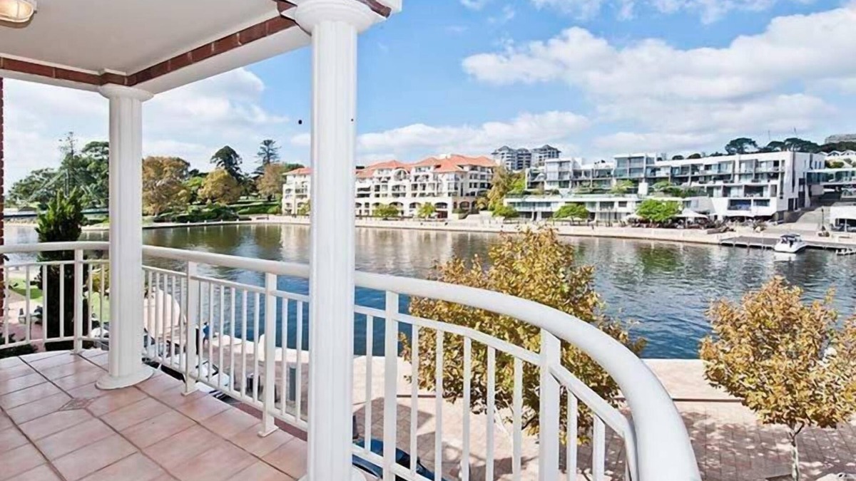 East Perth Apartment | ABSOLUTE WATERFRONT CLOSE TO STADIUM