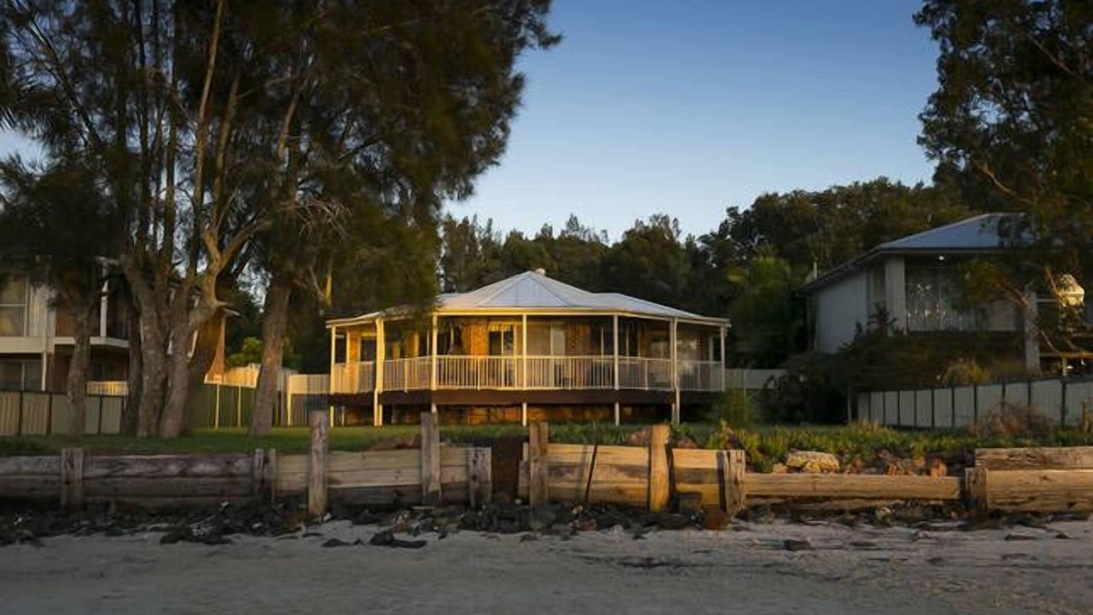 Pindimar House | Absolute Waterfront - Blue Bundaleer