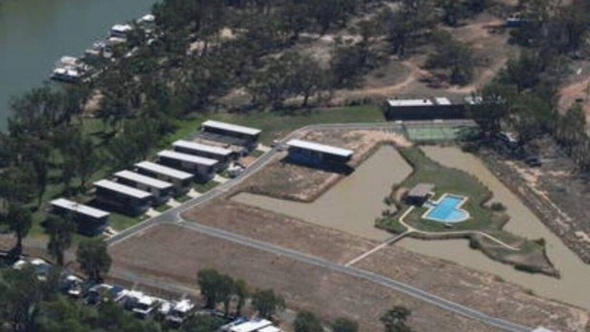 Moama House | Absolutely Murray River Frontage @ Deepcreek marina moama