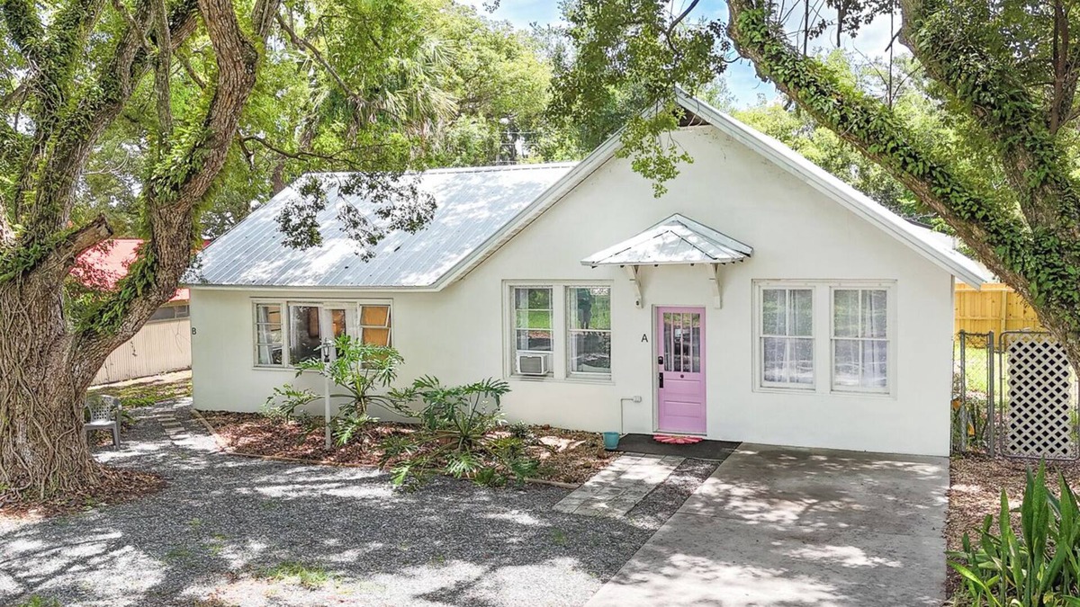 Fruitland Park Cottage | Absolutely stunning 2-bedroom cottage in Fruitland Park.