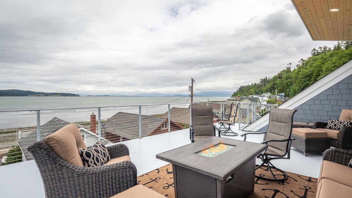 Camano Island House | AC, kayaks, rooftop deck with fire pit, boat launch and incredible views!