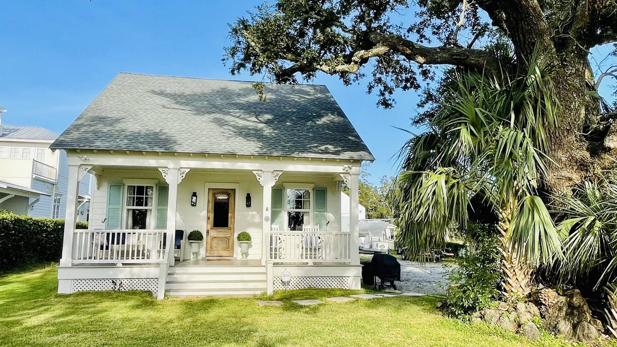 Old Town Cottage | Acadian cottage 1 minute walk to beach, 5 minutes to Old Town BSL! Best location