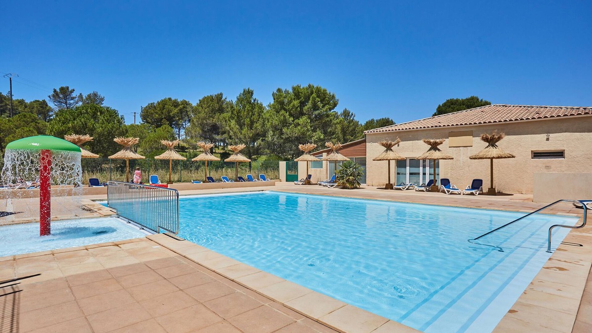 Carnoux-en-Provence Ski Chalet | Accès Piscine Extérieure Saisonnière
