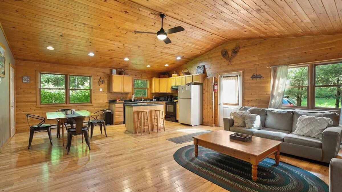 North Glade Hills Cabin | Access Lake from Cozy Seclusion- 3 Acres, Private Trail, Canoe - Sleeps 6-8
