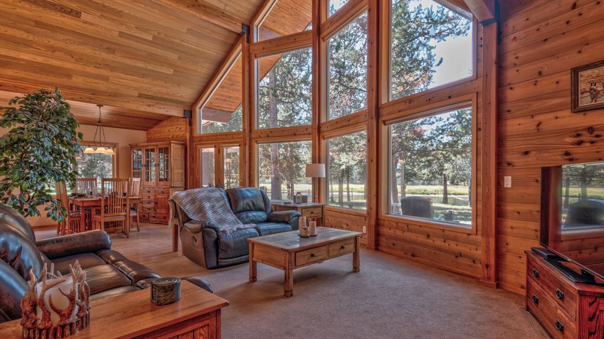 Oregon Water Wonderland Cabin | Access the Big Deschutes River right from the back yard of this amazing home!