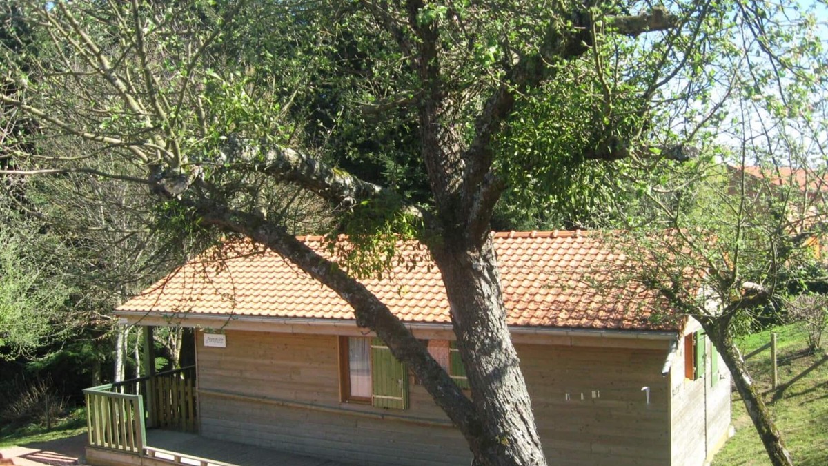 Les Noes Cottage | Accessible Chalet with Terrace & Shared Pool in Scenic Village