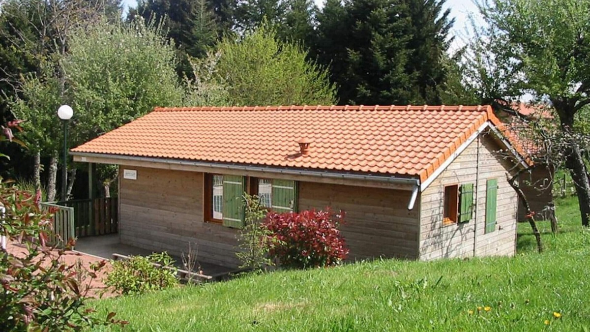 Les Noes Cottage | Accessible Chalet with Terrace, Pool, and Recreational Activities in Scenic Village