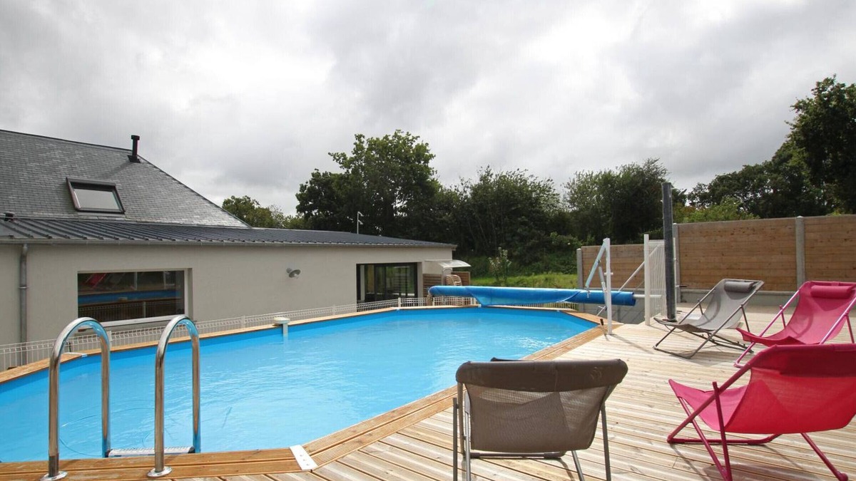 Vesly Cottage | Accessible Family Getaway with Jacuzzi, Pool, and Spacious Living Spaces
