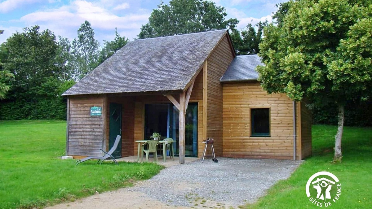 Villiers-Charlemagne Cottage | Accessible Fishing Chalet for 4-6 with Private Deck, Kids' Play Area, and Games Room