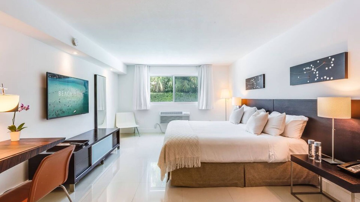 Bal Harbour Apartment | Accessible Studio with King Size Bed Kitchenette, Steps Away from Bal Harbour Beach