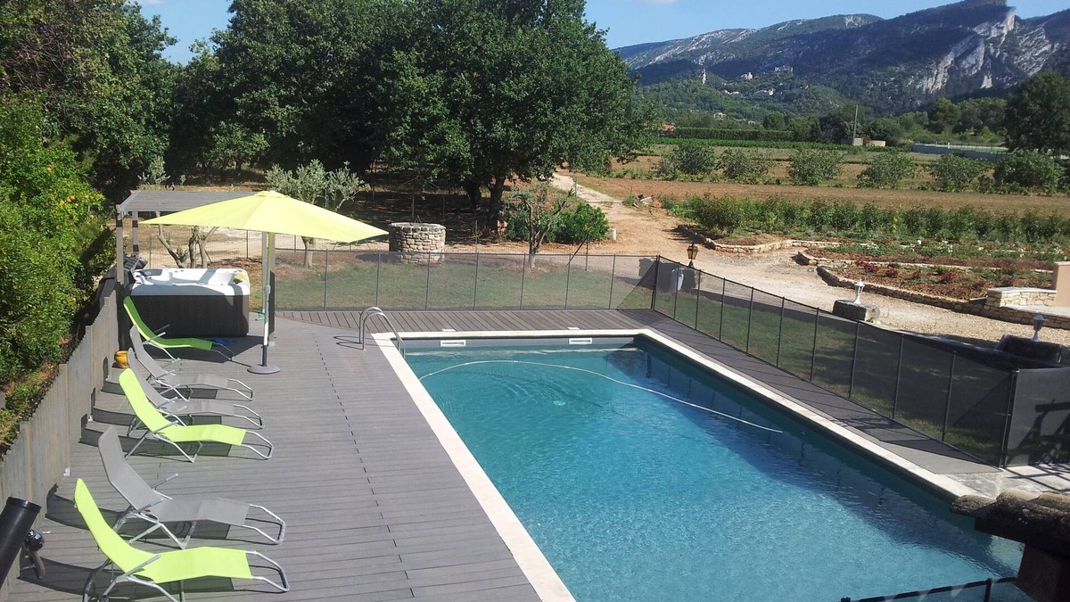Maubec Apartment | accollé an old farmhouse, Apt. 1st fl. (6 pl) renovated pool, sauna, and spa