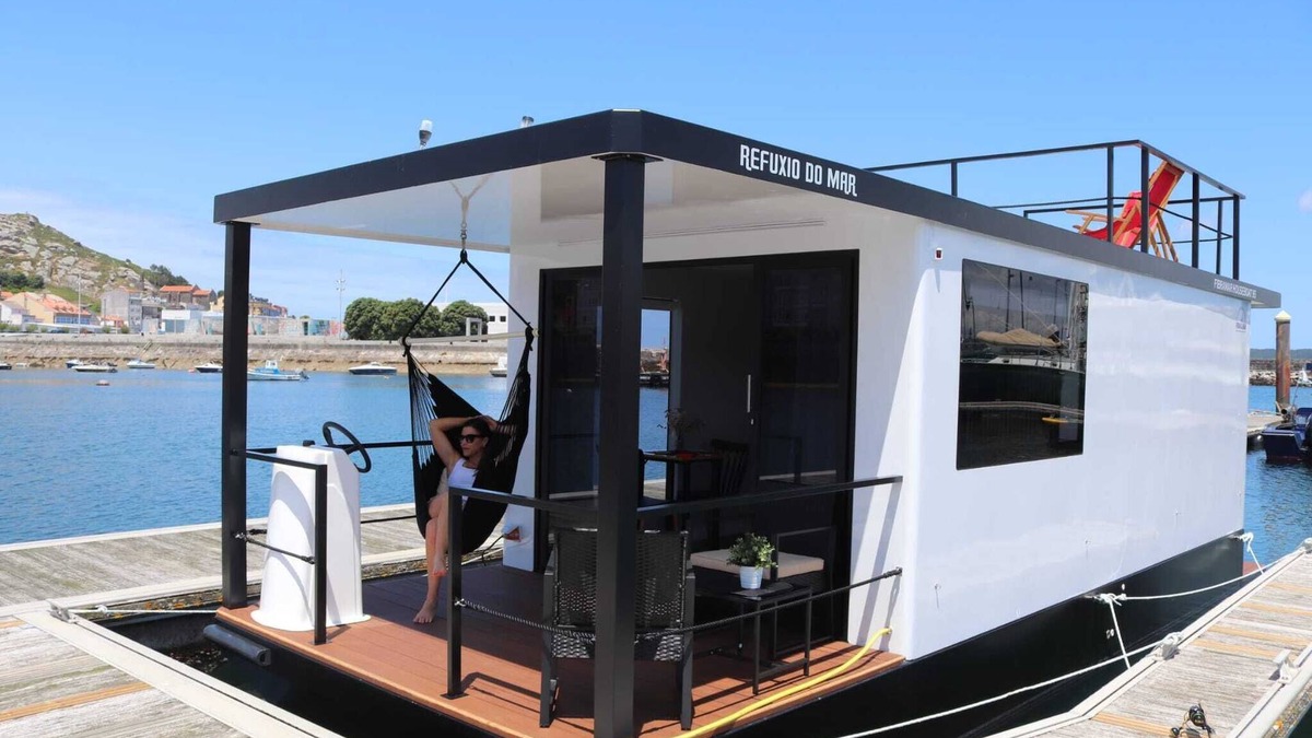 Muxia Boat Rental | Accommodation on a boat with the comforts of a house in Muxía.