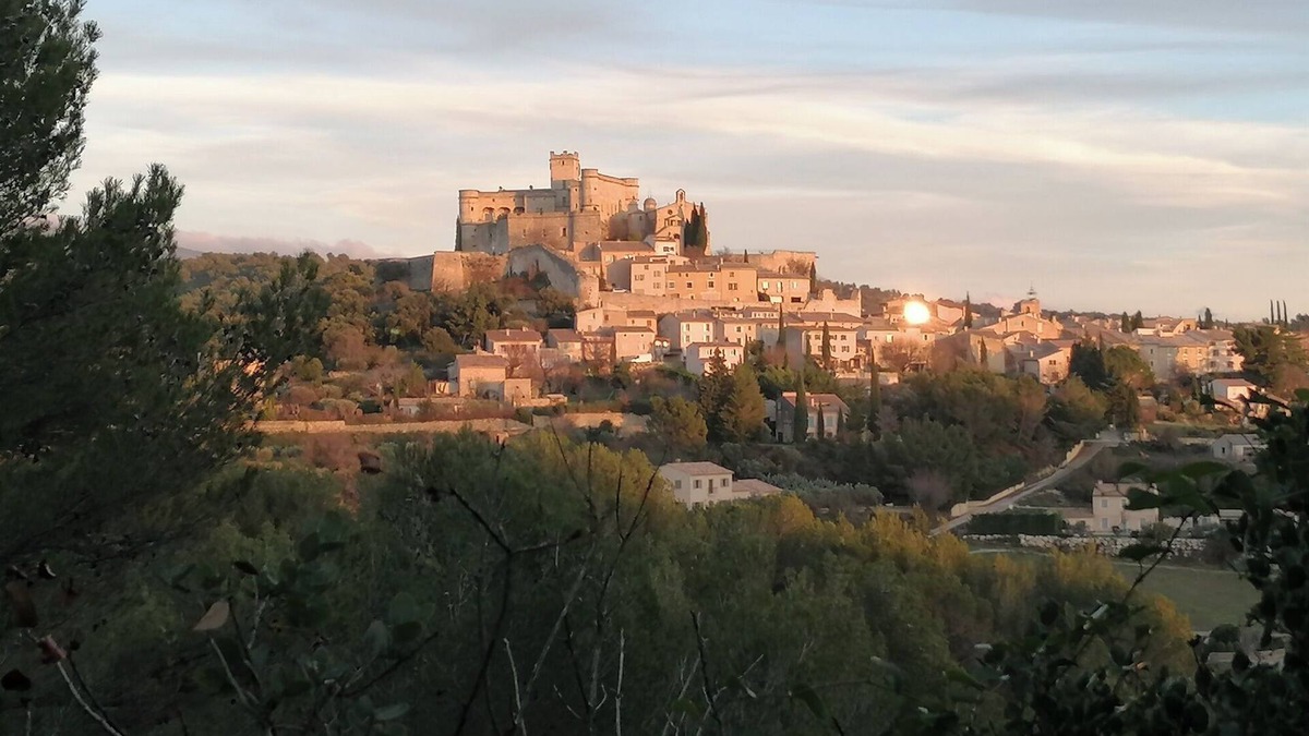 Le Barroux Apartment | Accommodation with terraces and swimming pool in the center of the village of Le Barroux