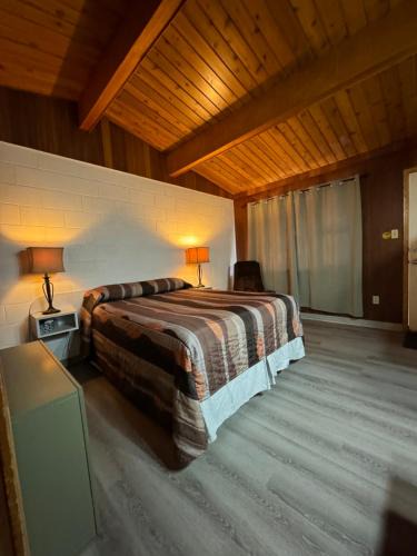 Medicine Hat Hotel | Ace Crown Motel