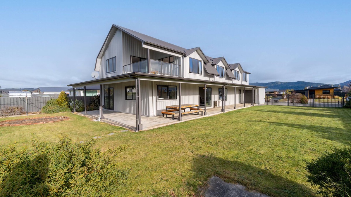 Te Anau House | Acheron Homestead - Te Anau Holiday Home