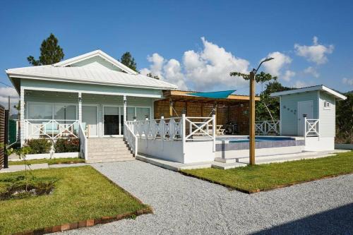 Omoa Villa | Acogedora Cabaña con Piscina y kiosco de playa