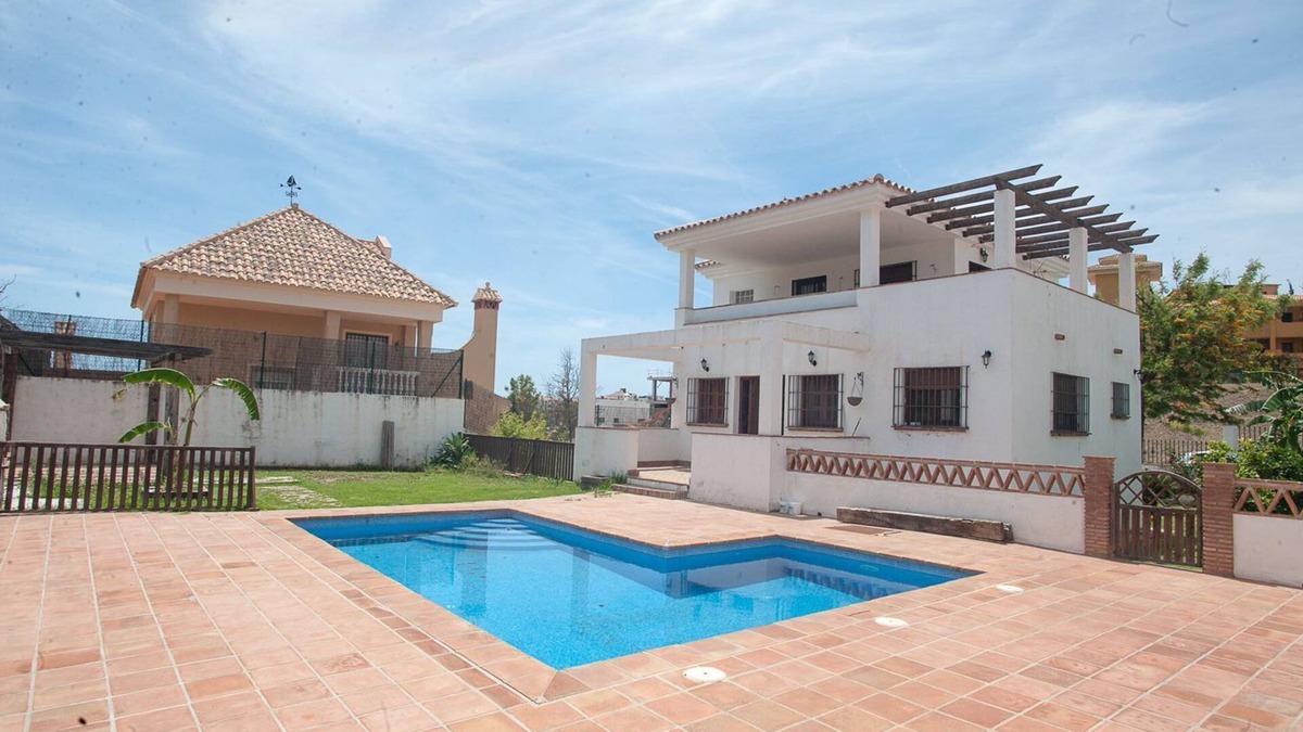 Torrequebrada Ski Chalet | Acogedora Casa Independiente con Piscina a un Minuto de la Playa