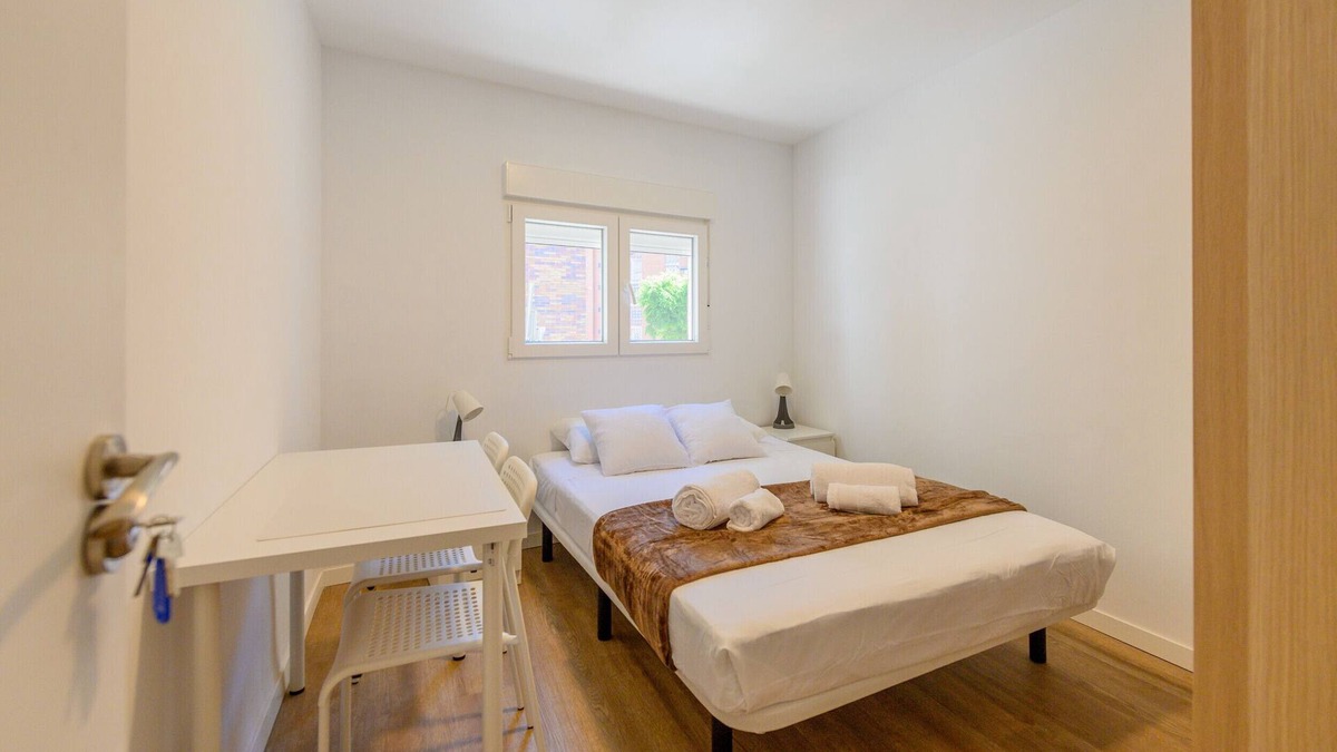 Casco Antiguo Bed & Breakfast | Acogedora habitación con cama doble cerca al Polideportivo Los Cantos en Alcorcón SAP35A