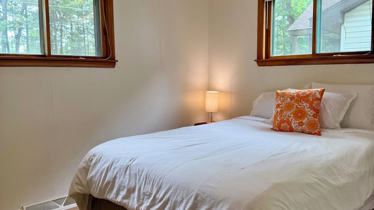 West Branch Cottage | Acorn Cottage - lake view - pet friendly - wifi - a/c