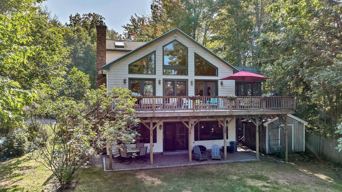 West Alton House | Acorn Lodge Lake Winnipesaukee