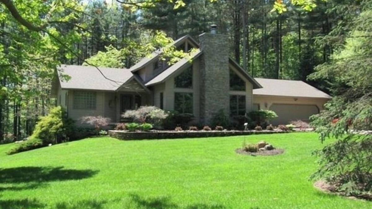 Lapeer House | Acorn Lodge Private Riverfront & Trails is an exclusive Retreat & Reunion venue.