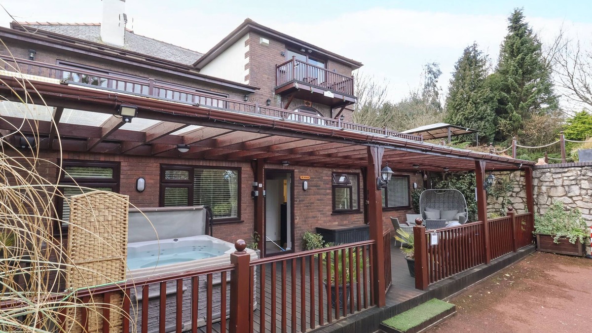 Dolphin Cottage | ACORNS, pet friendly, character holiday cottage in Holywell