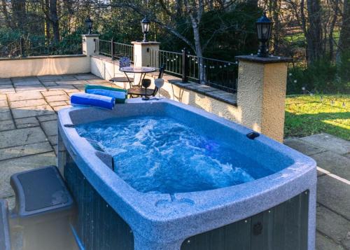 Raymonds Hill Apartment | Acorns with own hot tub, romantic escape, close to Lyme Regis