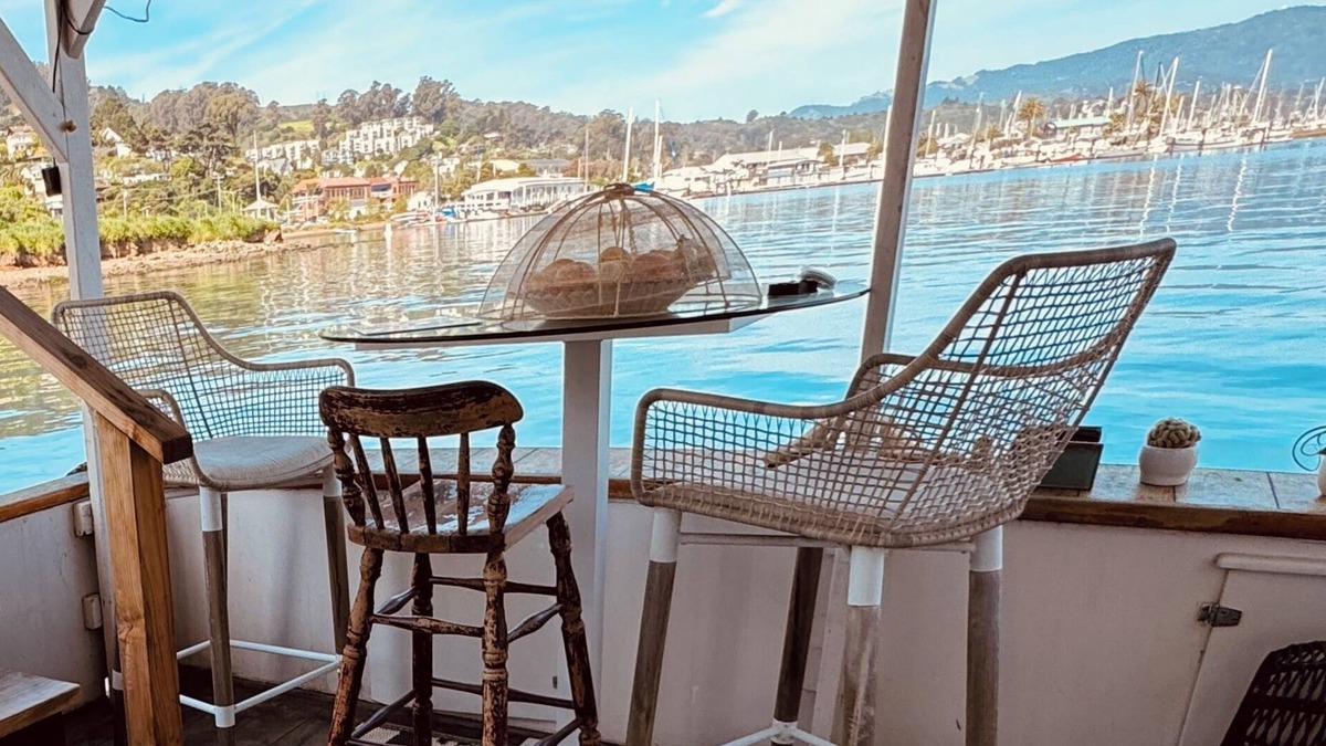 Sausalito Boat Rental | Acqua-suite. Experience luxury on the water in this amazing floating suite.