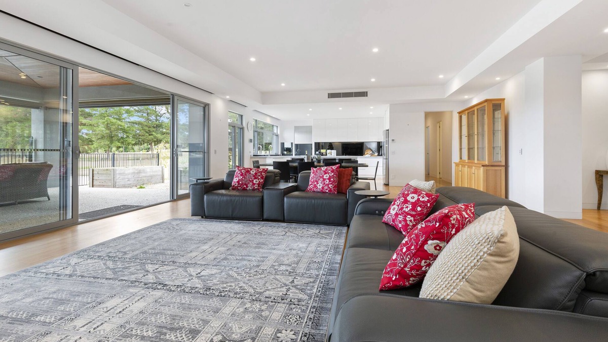 Hastings House | Acreage Farm Stay by Ready Set Stay - Cottage and House