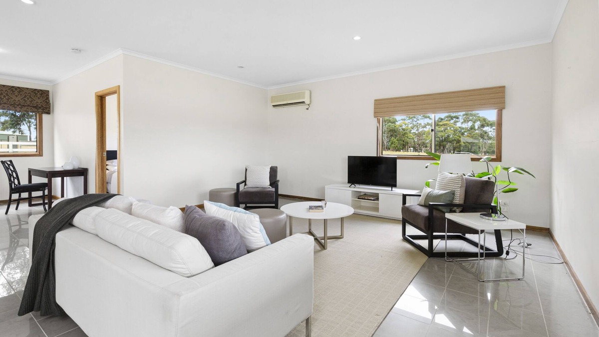 Hastings House | Acreage Farm Stay Cottage by Ready Set Stay