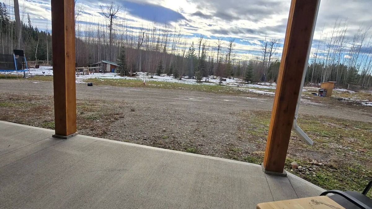 Regional District of Fraser-Fort George House | Acreage with kitchen/laundry; dog friendly