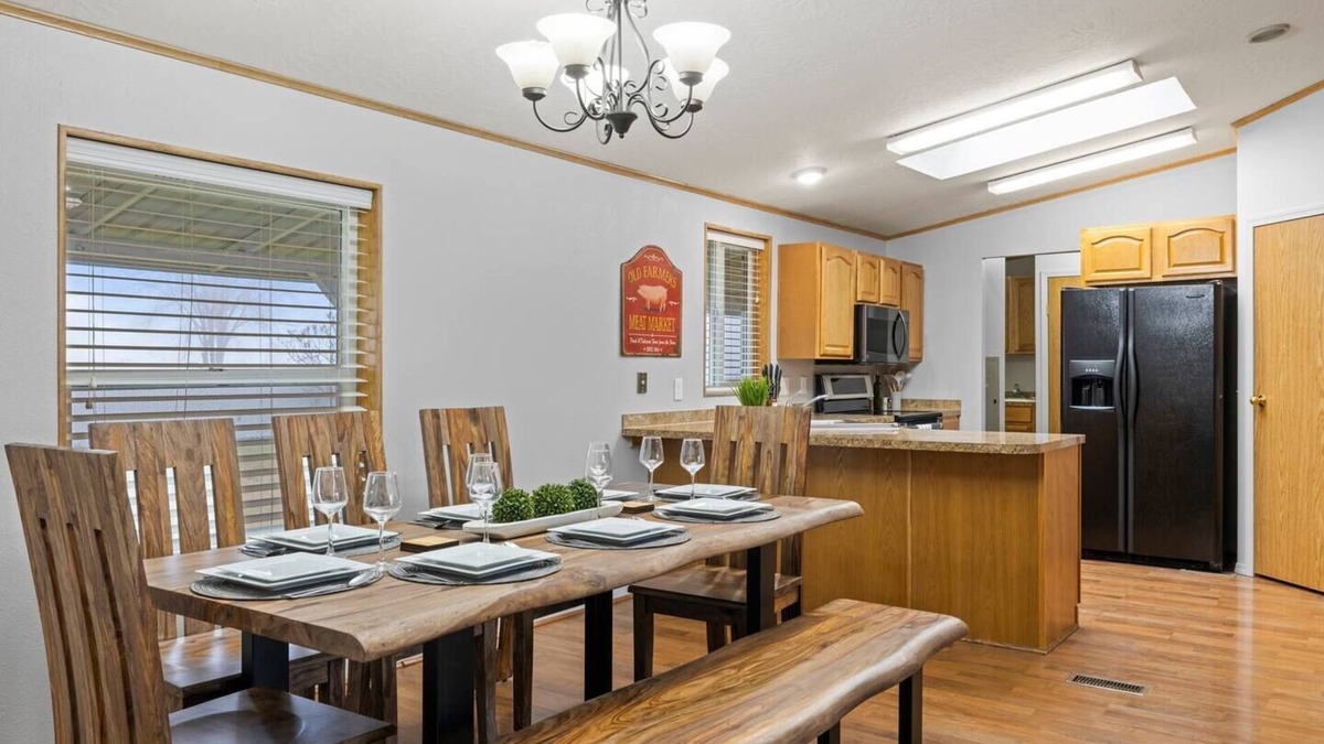 Finley House | Acres of Private & Spacious Country Escape!