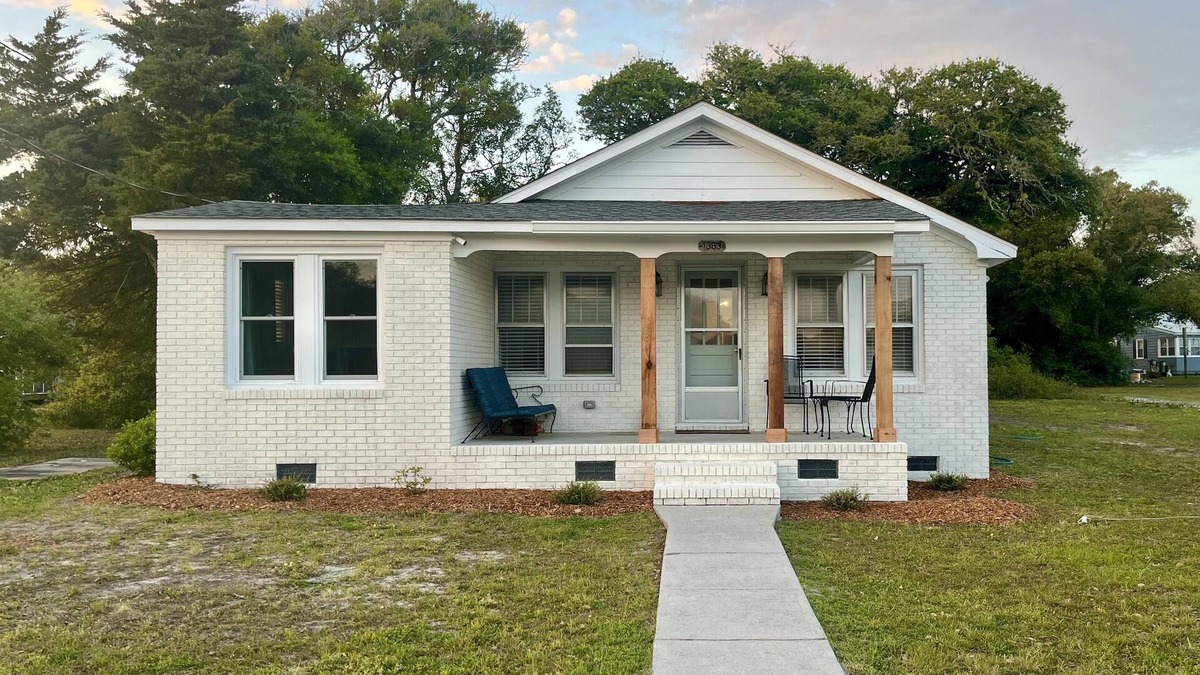 Harkers Island Cottage | Across from marina and fully renovated!