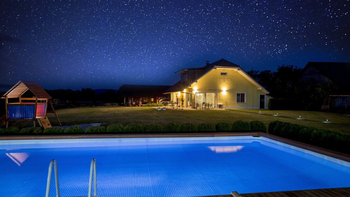 Metlika House | ACTIVE-FAMILY-HOLIDAYS, POOL, SAUNA, near KOLPA RIVER, Free Eletric Car Charger