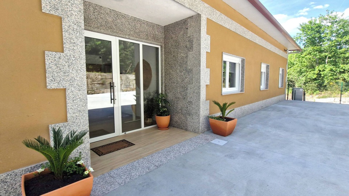 Mondariz Apartment | ADAPTED FOR PEOPLE WITH REDUCED MOBILITY AND HAS AN ARTICULATED BED.