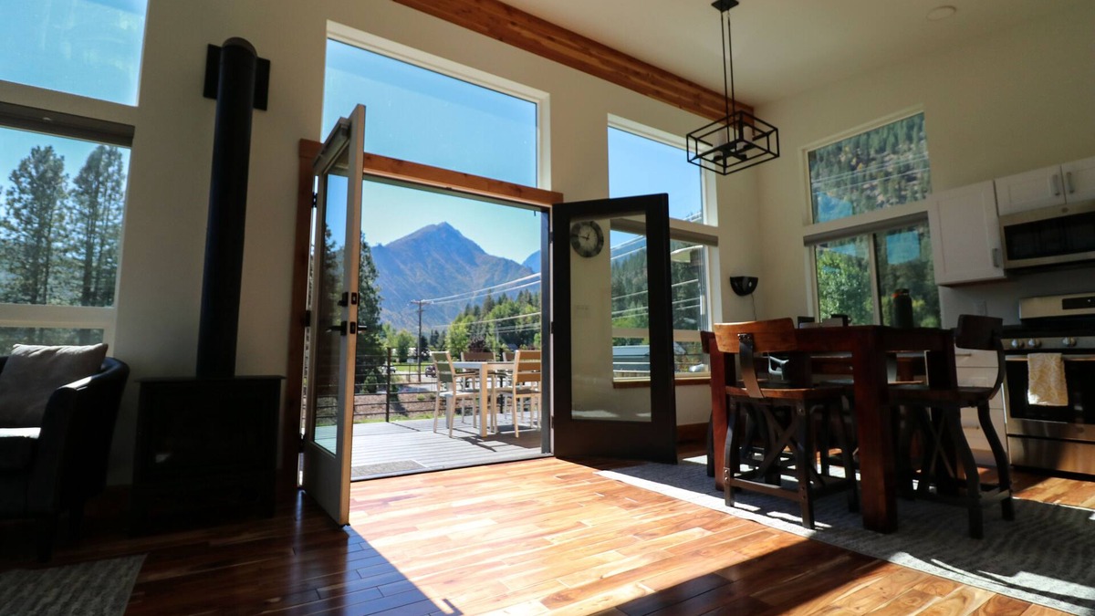 Leavenworth House | Addy Acres- Near hiking, snowshoeing, sled rides & Sleeping Lady Resort