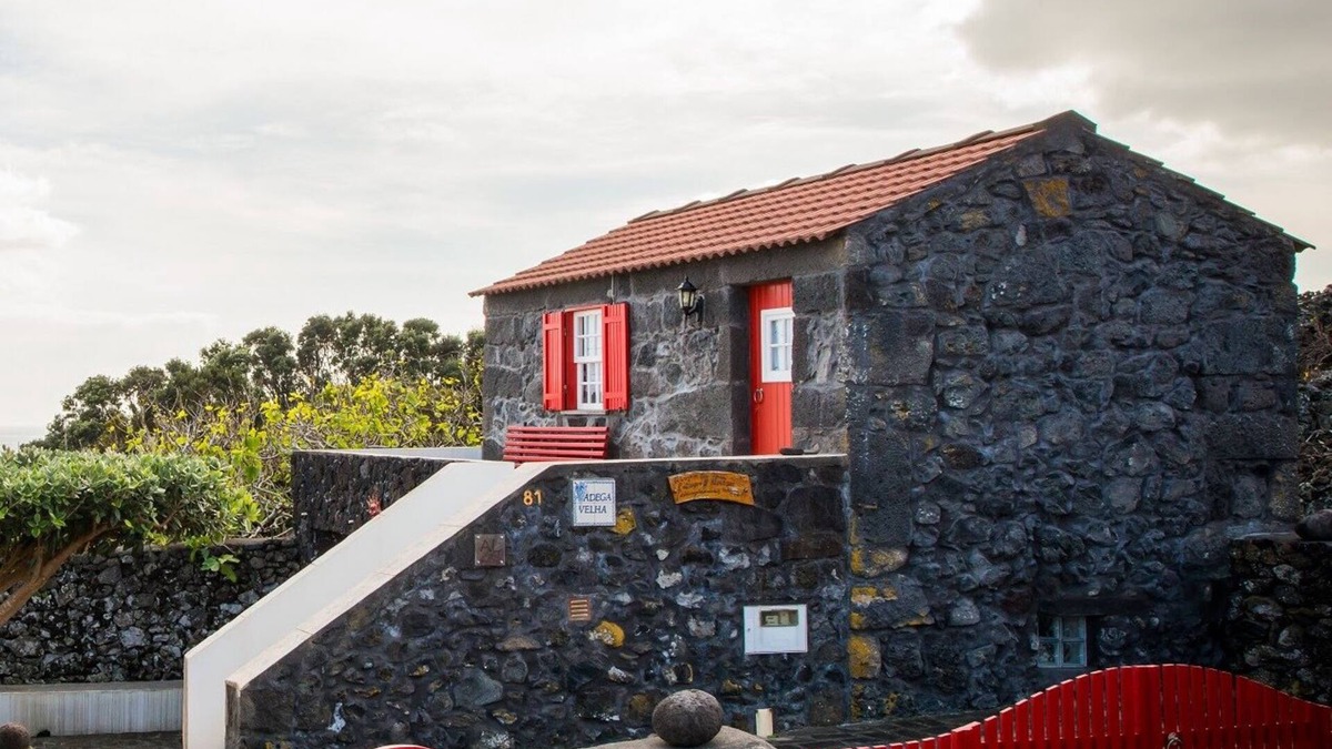 Calheta de Nesquim Cottage | Adega Velha holiday home, next to the sea and mountains, ideal for couples