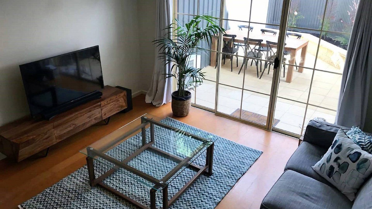 Norwood House | Adelaide | 3BR Norwood Townhouse | Fringe Stay + Wi-Fi + Parking + Smart TV | Walk Everywhere