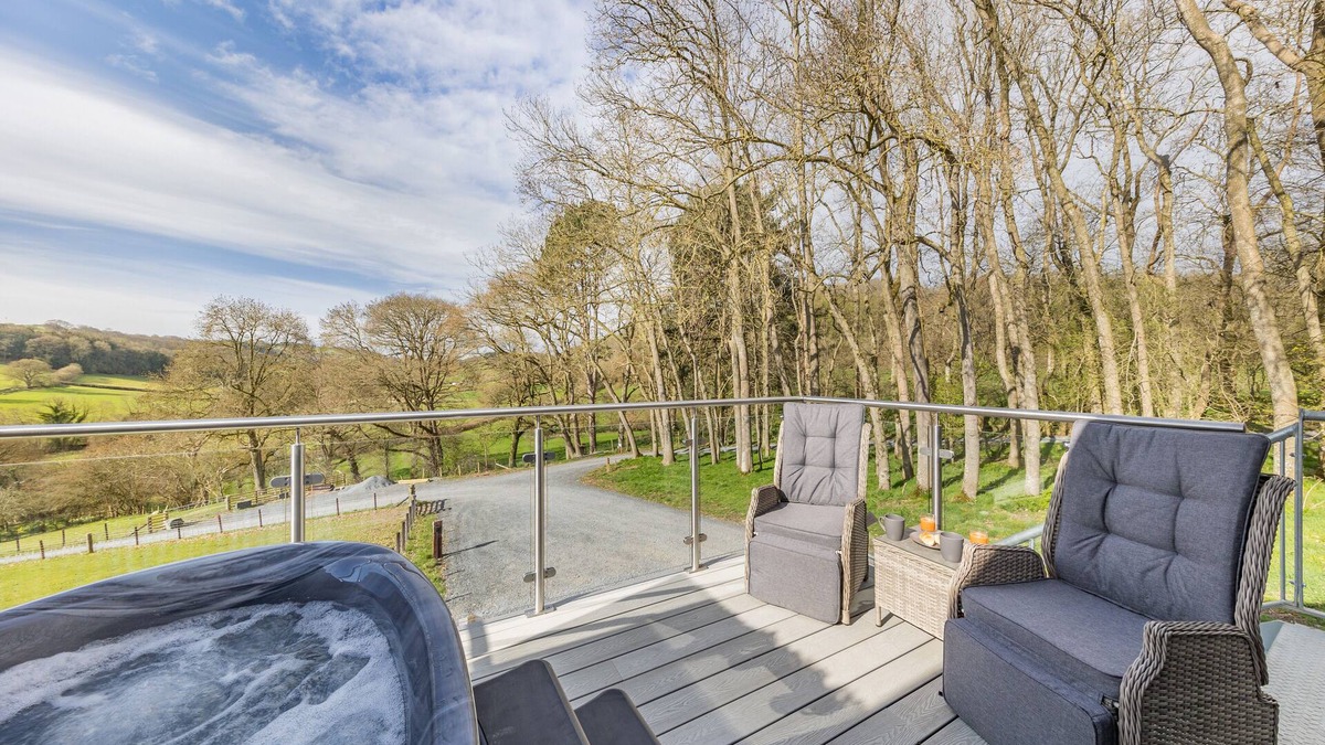 Kingswood House | Aderyn Du - One Bedroom House, Sleeps 2