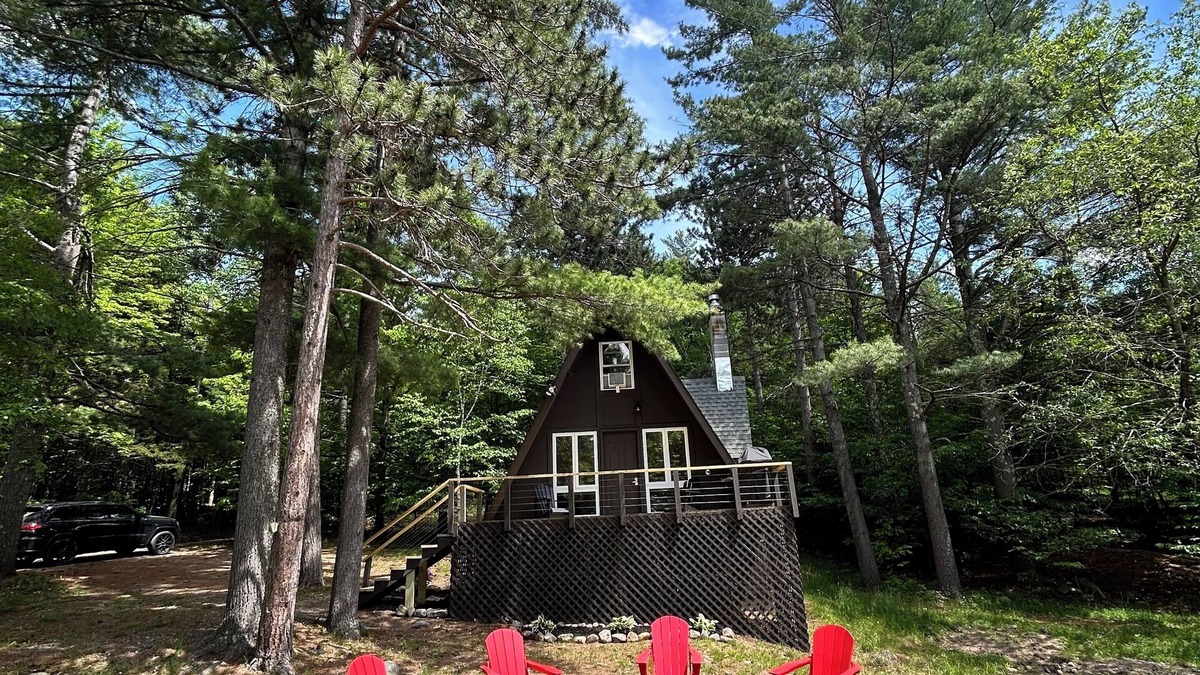 Wilmington Ski Chalet | Adirondack Cozy Chalet Private & Minutes to Hiking, Fishing & More. Pet Friendly