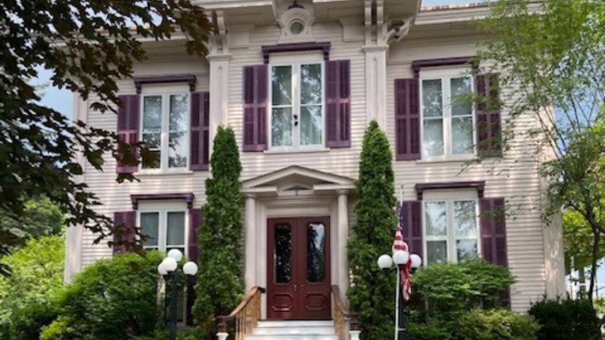 Gloversville House | ADIRONDACK MANSION w/Heated INGROUND POOL & Game Room! 45-60 min to Saratoga!