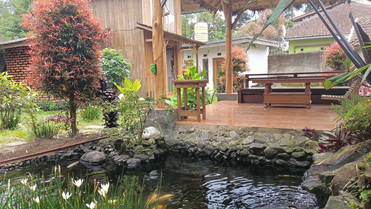 Karamat Wangi House | ADK Papandayan Homestay & Tour