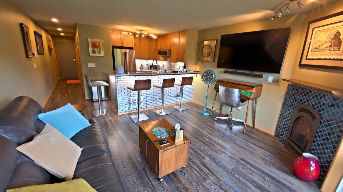 North Admiral Apartment | Admiral’s Nest—Luxury & Location in West Seattle (Pets OK)