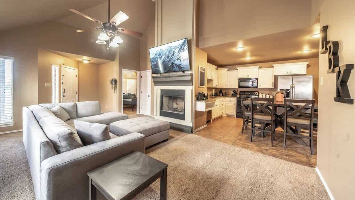 Lubbock House | Adobe Abode Duplex A - 4BR/3BA - South Lubbock