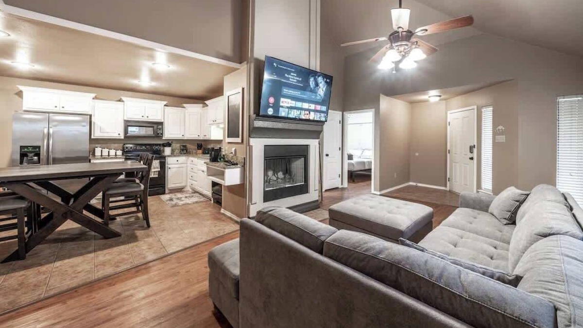 Lubbock House | Adobe Abode Duplex B - 4BR/3BA - South Lubbock